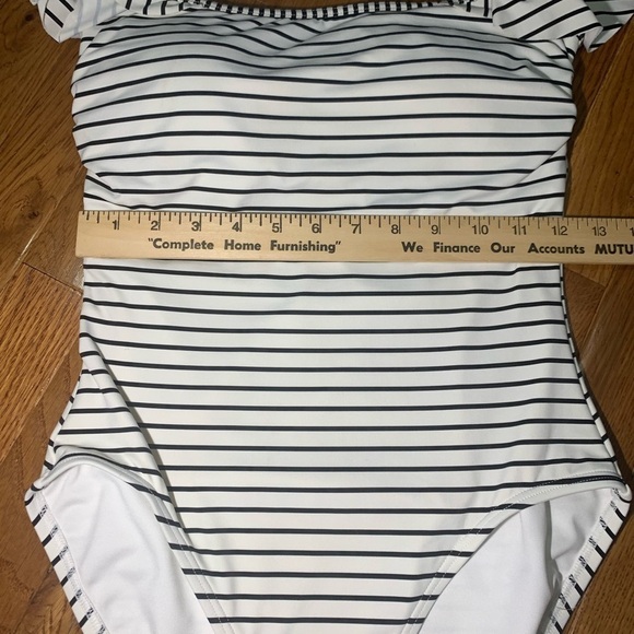 Vince Camuto Striped Ruffled Off The Shoulder One Piece Swimsuit Size 6 - Picture 9 of 14